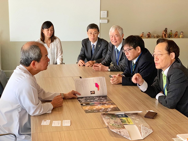 スプリード学長に本学の研究活動について説明する益学長