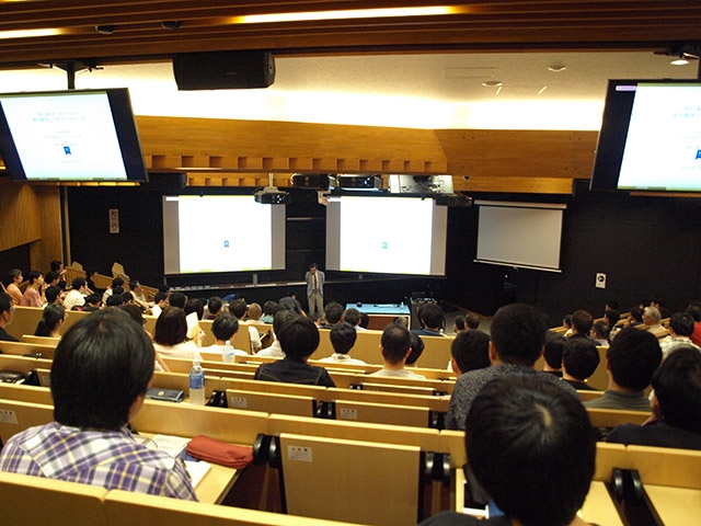 Over 200 math fans at Tokyo Tech Lecture Theatre