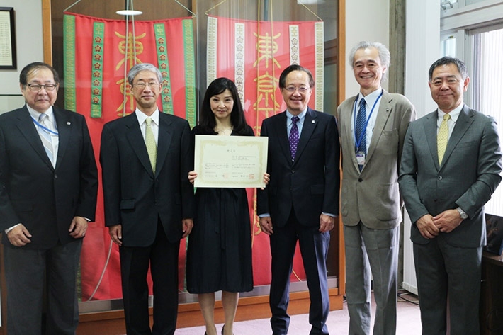 左から中村AGLプログラム主査、布井教授（一橋大学）、渡邊さん、益学長、佐藤理事・副学長、山田特任教授