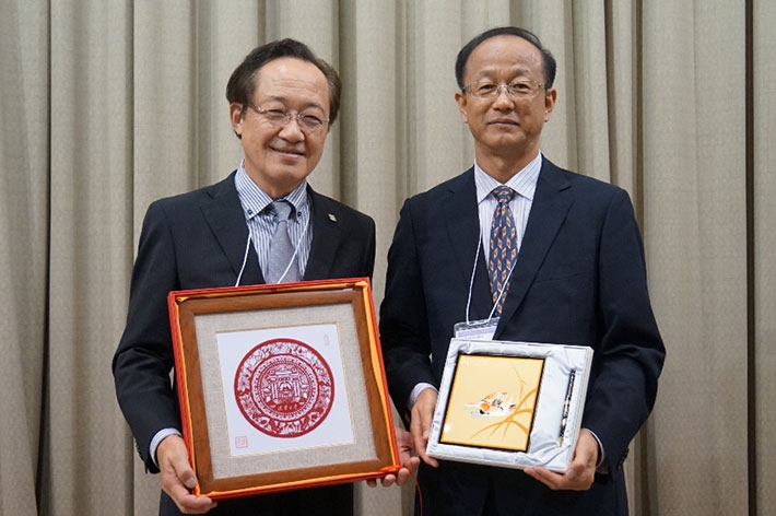記念品交換（益学長（左）、胡洪营清華大学研究生院副院長（右））