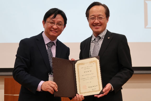 邢新会（XING Xinhui）清華大学教授（左）、益学長（右）