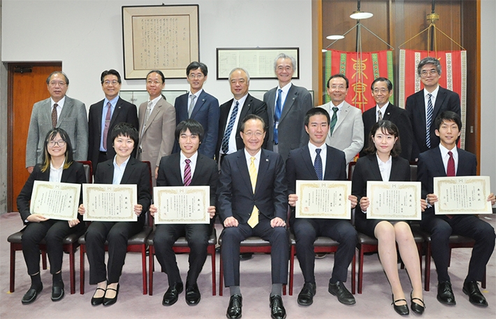 授与式後、益学長(前列中央)と受賞学生