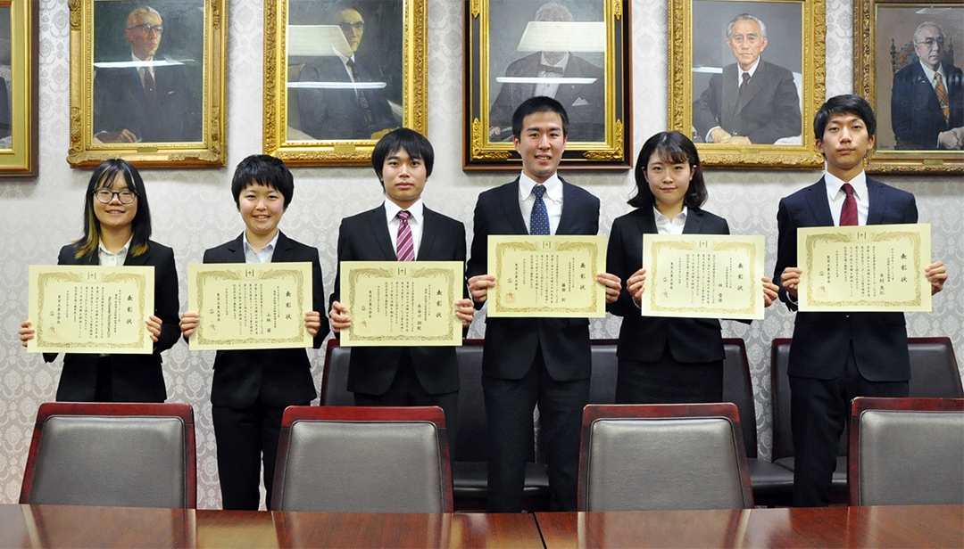 受賞した学生 左から、Maythawee Ratchatawijinさん、小林萌さん、長谷川翔紀さん、藤田創さん、林雪佳さん、木村亮仁さん