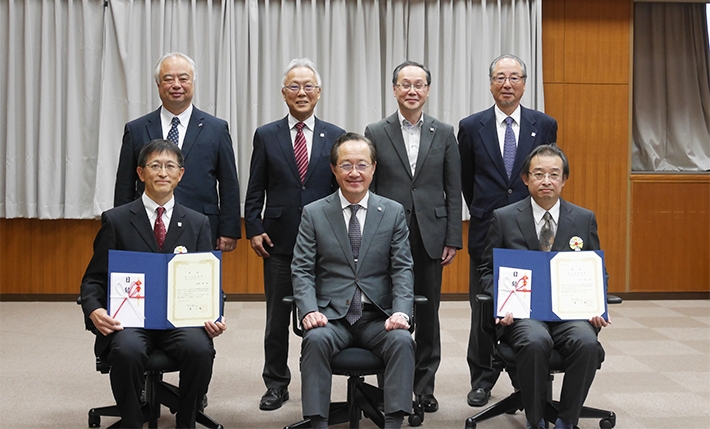 （前列左から）受賞した源関さん、益学長、長峯さん