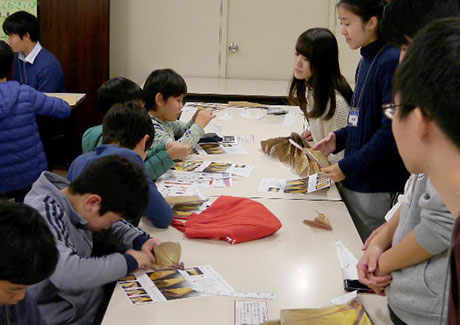 昆虫の翅の模型を真剣に作る子供たち