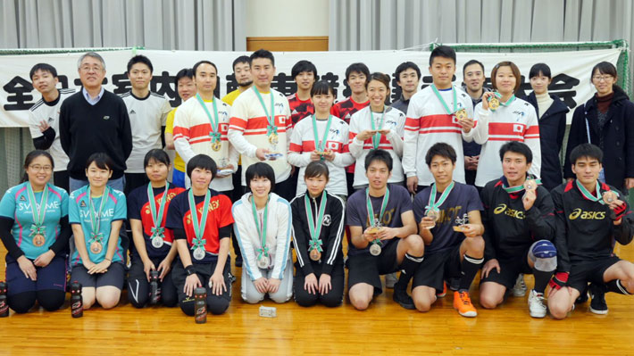 選手権大会の入賞者（2列目の右から3番目が木澤さん、4番目が藤戸さん）
