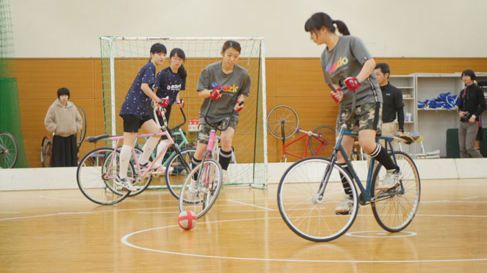 女子予選リーグで戦う東工大チーム（右が藤戸さん、右から2人目が木澤さん）