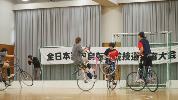 女子決勝戦でコーナーキックする東工大チーム（左端が藤戸さん、左から2人目が木澤さん）