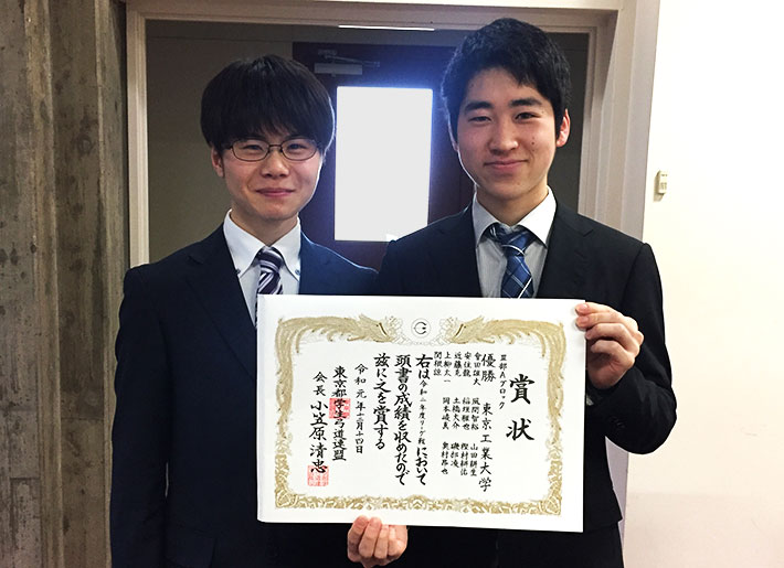 男子3部優勝の賞状を手にする主将の磯部さん（左）と樫村さん