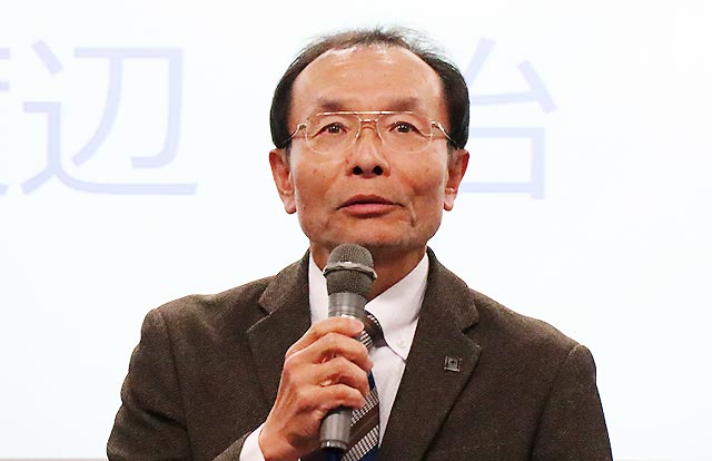 謝辞を述べる渡辺理事・副学長（研究担当）