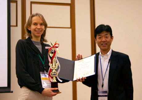 Best Presentation Award受賞者のポーリン・ファン・デールセンさんと山口教育院長