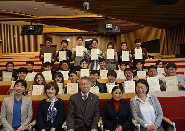 すべてのプログラムを終えて集合写真（担当教員：国際教育推進機構 村上理映特任准教授＝前列左から2番目）