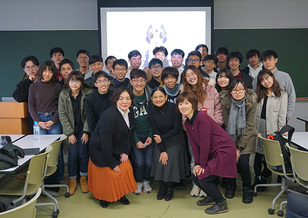 葭田貴子准教授（1列目左）と学生たち