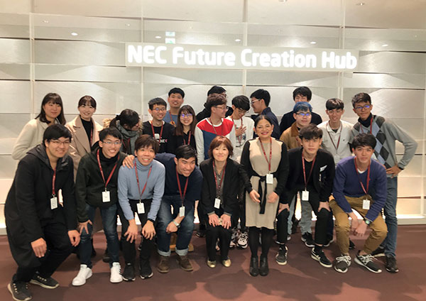 NEC Future Creation Hubを見学する学生たち