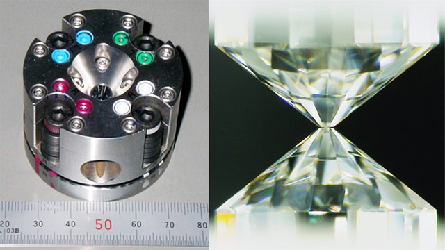 ダイヤモンドを用いた小型の高圧発生装置（左図）。ダイヤモンドは圧力を発生させる尖頭状の部品（アンビル）として用いられています（右図）。