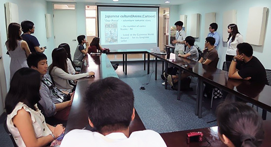 フィリピン大学ディリマン校での学生交流の様子