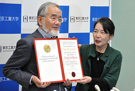 萬里子夫人と共にノーベル賞の賞状を報道陣に公開
