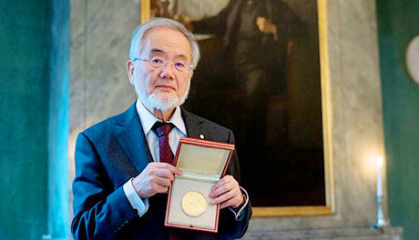 ノーベル賞のメダルを手に財団内で記念撮影 © Nobel Media AB 2016. Photo: Alexander Mahmoud