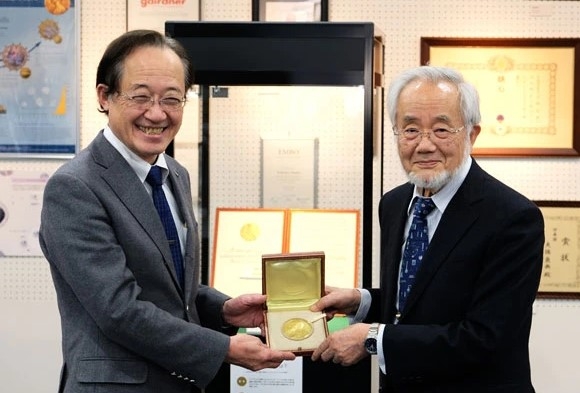大隅良典栄誉教授がノーベル賞メダルを寄贈