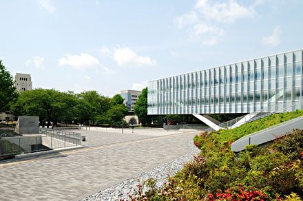 正門から図書館へのアプローチ