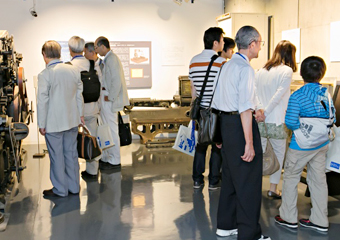 博物館 展示見学の様子