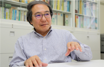 大学院総合理工学研究科 物質電子化学専攻　教授 菅野 了次