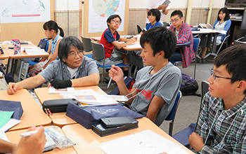 昨年度のイベントの様子（中央が講師の山元啓史准教授）