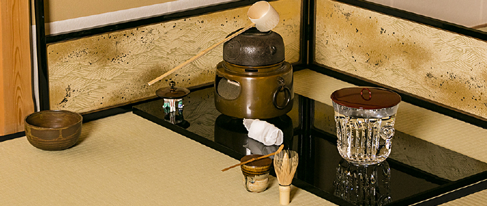 家元の指導で、初めて本格的な茶席を体験したムージュノ准教授。この日使われた茶道具には、フランスのクリスタルブランド「サンルイ」のガラス器も。家元のおもてなしの心を垣間見ました。
