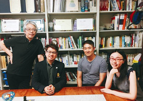 （左から） 飯島教授、リーラワット氏、パク助教、同窓生のジン・タン氏