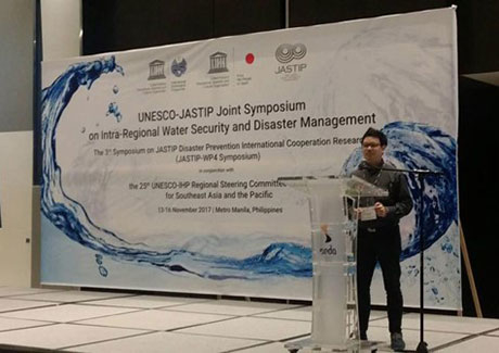 ユネスコ、JASTIP（日・アセアン科学技術イノベーション共同研究拠点 — 持続可能開発研究の推進）共催の、域内の安全保障と災害管理に関する共同シンポジムで講演するリーラワット氏（2017）