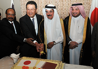 日本大使公邸で主催した天皇誕生日レセプションにて、主賓のカタール文化相とケーキカットを行う津田大使（2014年12月）