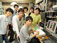 東工大アニメ研究会の部員は毎週水曜日の午後、それぞれのプロジェクトの作業のために集まります。右側に立っているのが部長の伊與田諒さん。