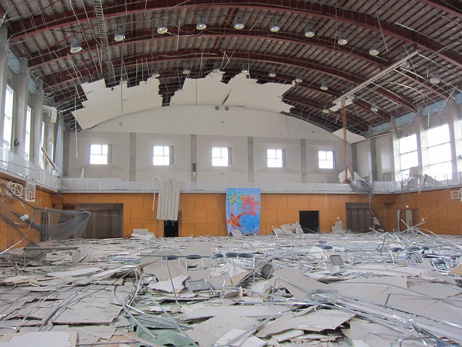 東日本大震災で大きな問題となった天井や壁などの非構造部材・設備の損害