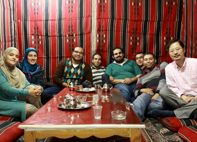 ベドウィンテント（アラブ遊牧民族のテント）スタイルのレストランで学生と食事会（右端が大川原特任准教授）
