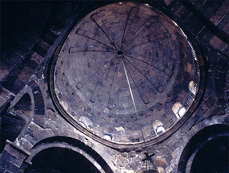 アルメニア教会の特徴がよく表れたリプシメ聖堂。下部から上部へと石材が滑らかに組み合わさってドームを構成している。