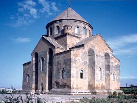リプシメ聖堂の外観。アルメニアに現存する最古の教会建築の一つとして知られている。