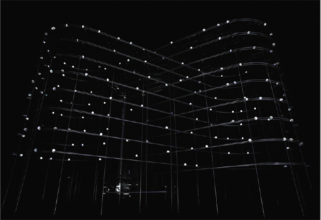 ルミネーション・インスタレーション『particles』。点滅する光源が空中を浮遊して、幻影的な残像を作る。2011年アルスエレクトロニカ インタラクティブアート部門 準グランプリ受賞。Courtesy of Yamaguchi Center for Arts and Media [YCAM]  Photo: Ryuichi Maruo (YCAM)