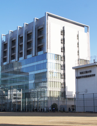 田町キャンパスには附属科学技術高等学校があり活気にあふれています。