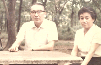 佐藤公子（右）と指導教官の作井誠太（左）