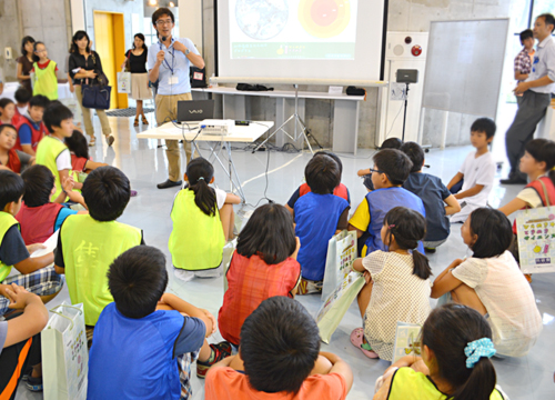 地球の成り立ちについて説明を聞く子どもたち