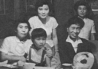鍋谷愛子（後列左）