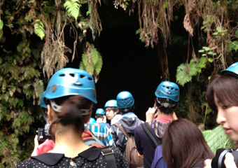 溶岩トンネル入口。