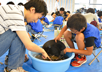 砂金探しの様子