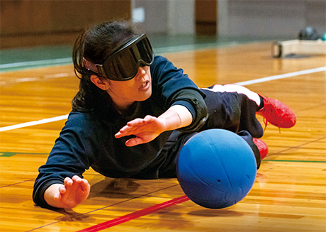 ディフェンスの練習ではボールや床に対する姿勢を入念にチェックする