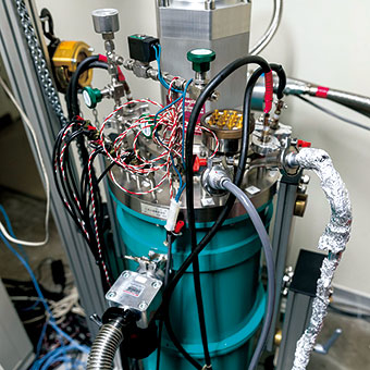 極低温（絶対零度に近い極めて低い温度）に量子ドットをセットし、熱雑音を軽減した環境で測定を行う無冷媒冷凍機