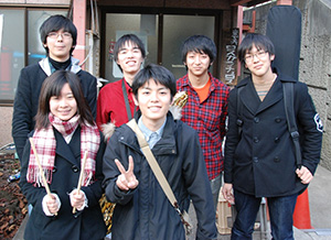 染谷悠一郎さん（後列左端）と他メンバー