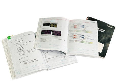 学生が一人一冊持っている研究ノート。細かく記された理論や研究成果をもとに松田准教授とコミュニケーションを取りながら、日々研究に取り組んでいる。