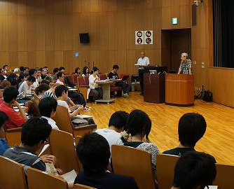 Modern Japanの一環として開催された (株)スクウェア・エニックス・河津秋敏氏(本学OB)による講演会