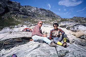 1993年、グリーンランド・イスアでの地質調査風景。右が丸山教授