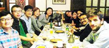 研究室の仲間との誕生日会（左から3番目がウォンさん）